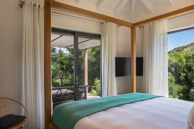 Bedroom 1: King size bed, air conditioning, ceiling fan, HD-TV with Dish Network, mini-bar, safe, de