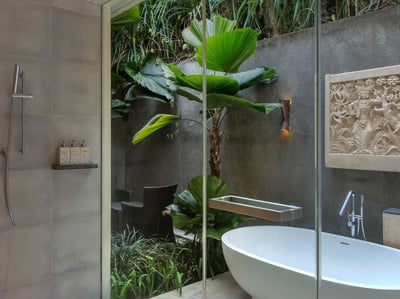 Seseh 1 | Courtyard shower and tub
