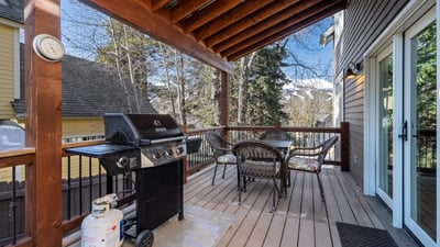 Ravens Call grilling area and deck seating