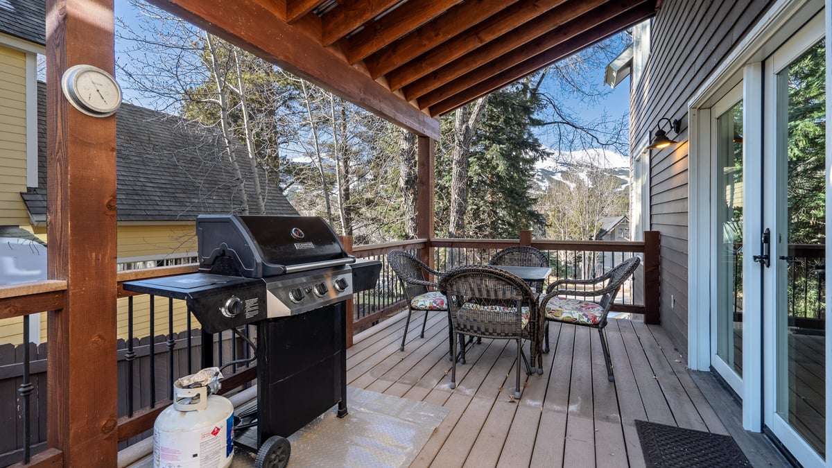 Ravens Call grilling area and deck seating - Image 29