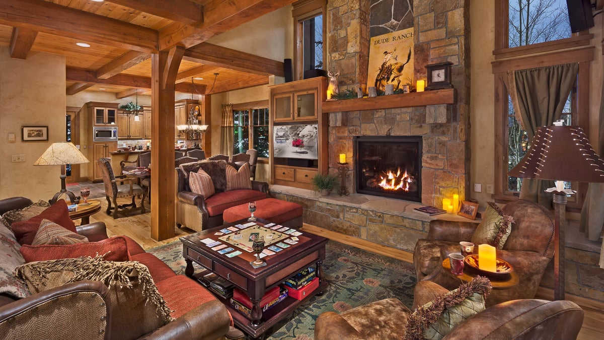 Great room with fireplace - Image 1