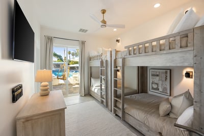 Seis: two sets of full size bunks, direct outdoor access and en suite bath