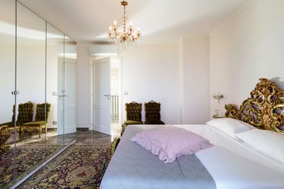 Luxury Villa Photo #38