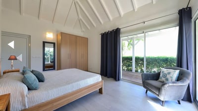 Bedroom 3: In a seperate bungalow. Queen size bed, air conditioning, safe, dressing room, WIFI, adjo