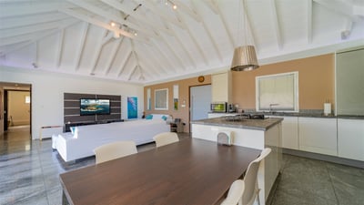 Luxury Villa Photo #32