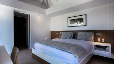 Bedroom 1: On the main level, next to the pool. King size bed, air conditioning, HD-TV, Apple T