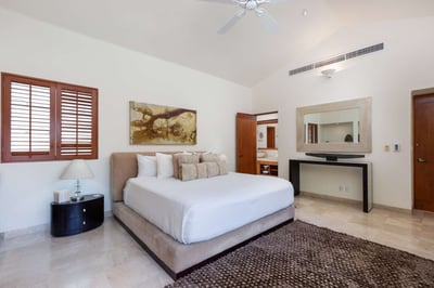 Luxury Villa Photo #26