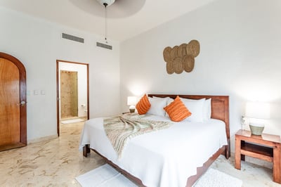 Luxury Villa Photo #32