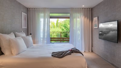 Bedroom 3: Located on the lower level. On the main level. King size bed, air conditioning, ceiling f