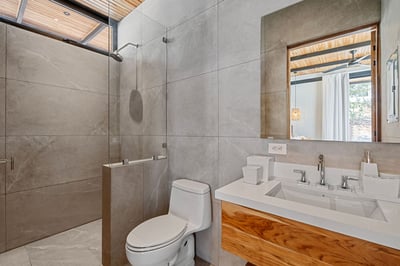 Guest House Suite 9 Ensuite Bathroom – 1st Floor